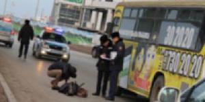 В Атырау водитель избил себя в полицейской машине