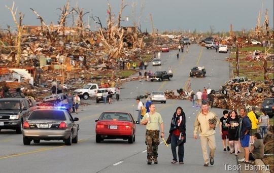 Последствия мощного торнадо в Миссури