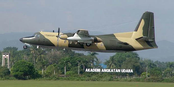 Самолет Fokker F-27 индонезийских ВВС упал на жилой комплекс