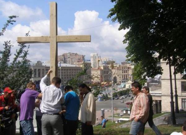 За ночь в России срубили и распилили четыре поклонных креста