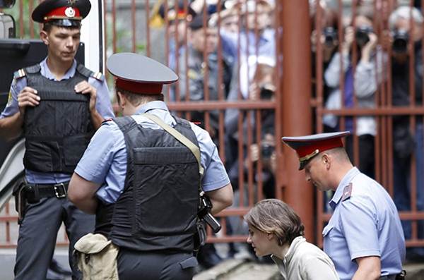 Екатерину Самуцевич увозят после предварительных слушаний из Хамовнического суда 20 июля 2012 года